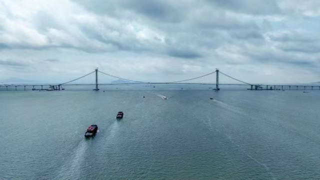 从海上看深中通道。