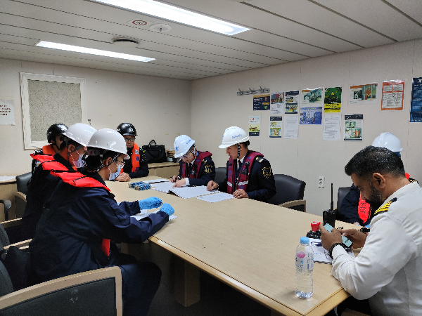 政务信息[2025]98号0218南沙海事联合海关边检登轮检查外籍船舶 微信图片_20250217165959.jpg