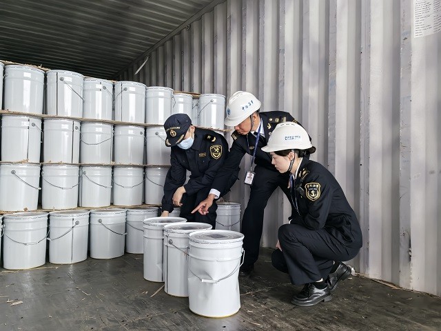 南沙海事处南沙海关联合执法 首次查获涉嫌危险货物瞒报案.jpg