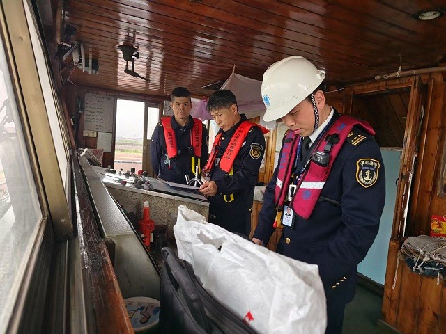 压实属地监管责任 南沙区常态化开展水上联合执法行动.jpg